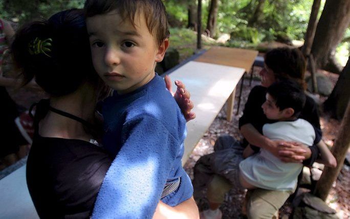 Vrouwen uit Zuid-Ossetië zijn met hun kinderen de bossen ingevlucht, uit angst voor geweld in de stad. Foto's EPA