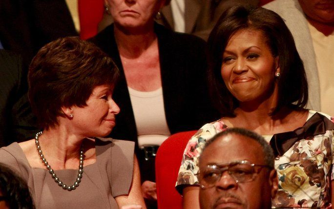 WASHINGTON – De nieuwgekozen president van de Verenigde Staten Barack Obama heeft Valerie Jarrett aangesteld als zijn belangrijkste adviseur in het Witte Huis. Valerie Jarret links van Michele Obama. Foto EPA