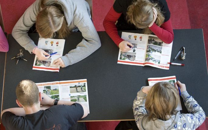 Maatschappelijke stages zoals de overheid die wil, zijn niet te realiseren, vindt een schoolleider. Ze zijn waardevol voor de leerlingen, zegt een onderwijsadviseur. Beide meningen klonken woensdag tijdens een congres voor havo/vwo-directieleden in Bussum