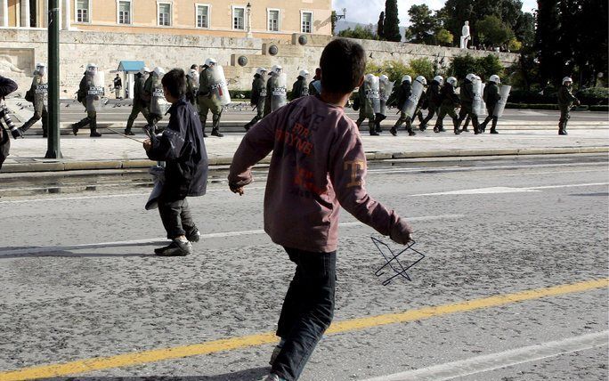 ATHENE – In Griekenland zijn zaterdag opnieuw enkele duizenden mensen, voornamelijk jongeren, de straat opgegaan om te demonstreren. Precies een week geleden kwam de 15-jarige Andreas Grigoropoulos om door een politiekogel waarna op grote schaal rellen ui