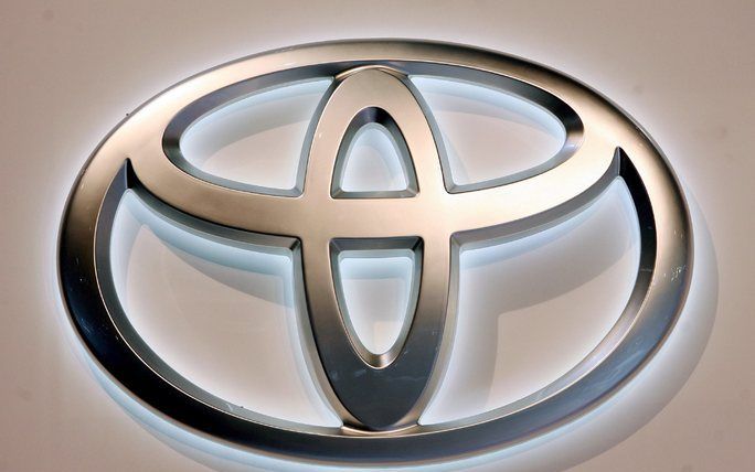 NAGOYA - Toyota heeft maandag opnieuw de winstverwachting verlaagd. Topman Katsuaki Watanabe liet weten dat de autofabrikant in „een nooit eerder vertoonde noodsituatie” verkeert. Foto: EPA