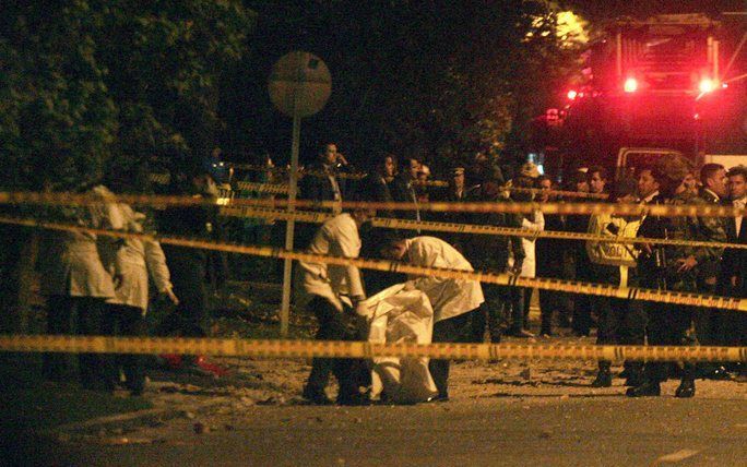 BOGOTA – Twee mensen zijn dinsdag in de Colombiaanse hoofdstad Bogotà om het leven gekomen doordat een bom in een pinautomaat ontplofte. Door de explosie raakte een videotheek beschadigd. Dat maakte de politie bekend. Foto EPA