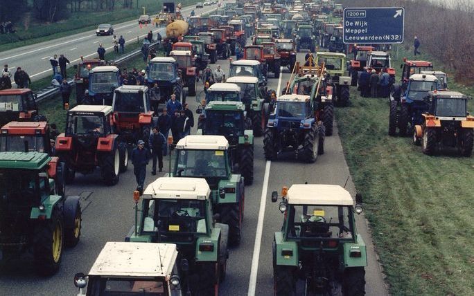 De gemeente Staphorst maakt een pas op de plaats met het plan voor een nieuwe aansluiting op de snelweg A28. ChristenUnie en SGP willen dat het voorbereidend onderzoek wel doorgang vindt. De fracties verzochten het college gisteravond om het plan voor een