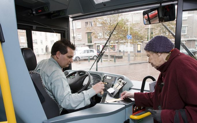 De snelrechter in Den Bosch heeft gisteren een 38-jarige vrouw uit Den Bosch veroordeeld tot 250 euro boete voor een klap die ze een week geleden uitdeelde aan een buschauffeur. Tegen haar was een boete van 500 euro plus een week voorwaardelijke celstraf 