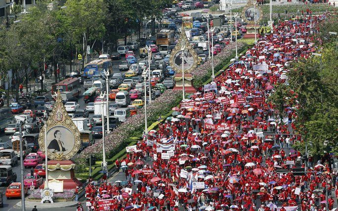 Aanhangers van oud–premier en zakentycoon Thaksin Shinawatra demonstreren in Bangkok. Foto EPA