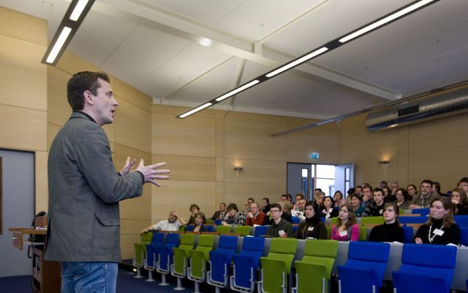 EDE – De Christelijke Hogeschool Ede (CHE) en de Evangelische Alliantie (EA) belegden vrijdag in Ede een symposium ”Jong(l)eren in de kerk”. Op de foto links hoofdspreker Tiemen Westerduin, voormalig jeugdwerker bij de HGJB. Foto Herman Stöver.