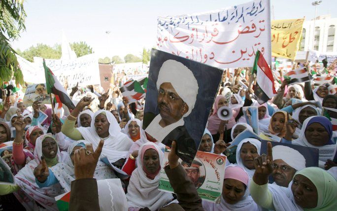 KHARTOUM - Sudanezen protesteren tegen het arrestatiebevel dat het ICC uitvaardigde tegen president Bashir. Foto EPA