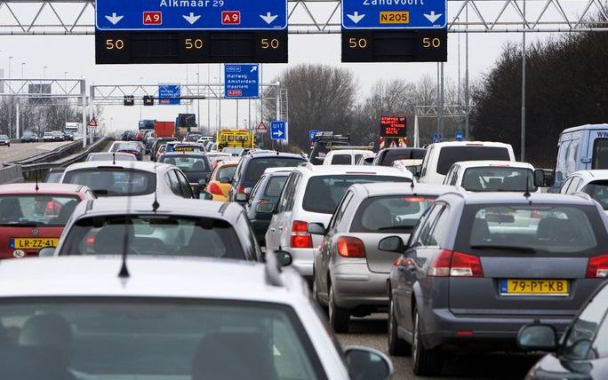 DEN HAAG (ANP) – Nederland heeft van ’Brussel’ meer tijd gekregen om te voldoen aan Europese normen voor schone lucht. Volgens milieuminister Cramer blijkt uit deze positieve beslissing dat de Europese Commissie vertrouwen heeft in de aanpak van Nederland