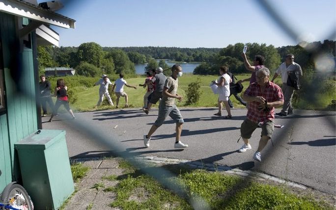 Een aantal betogers klom over het hek en drong het ambassadeterrein binnen. Foto EPA