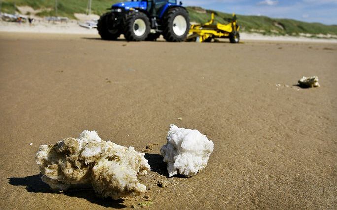 DEN HAAG – Op de stranden van Noord–Holland is donderdag een flinke hoeveelheid paraffine aangespoeld. Dat heeft Rijkswaterstaat bekendgemaakt. De laatste keer dat paraffine de kust op deze schaal vervuilde, was in de zomer van 2007. Foto ANP