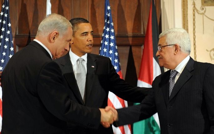 Abbas, Obama en Netanyahu bijeen. De drie kwamen samen in de marge van de klimaattop en de Algemene Vergadering van de Verenigde Naties in het VN–hoofdkwartier. Het was de eerste ontmoeting van Netanyahu en Abbas sinds Netanyahu in maart premier werd. Fot