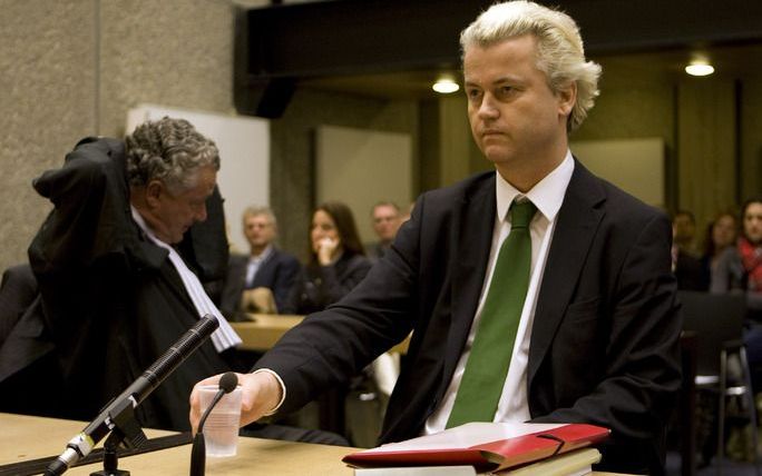 AMSTERDAM – PVV–voorman Wilders hoort woensdag welke door hem gevraagde getuigen de rechtbank toewijst. De rechtbank in Amsterdam, die de zaak om haatzaaien en aanzetten tot discriminatie behandelt, maakt dan bekend of Wilders de volle mep van achttien ge