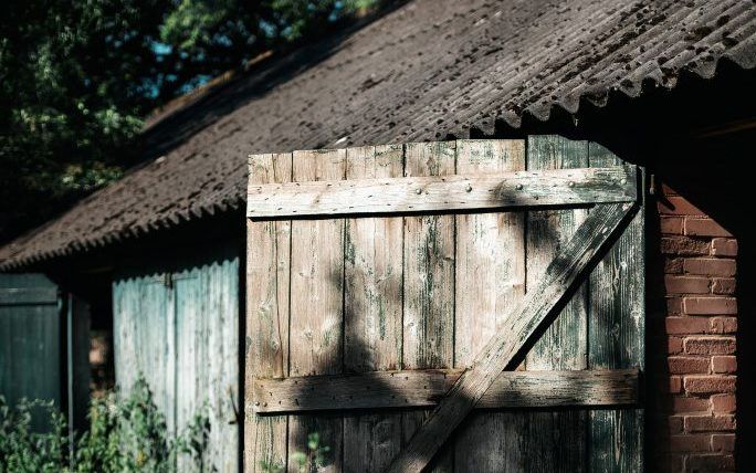 Ondanks lastige en emotionde aspecten kan Rood-voor-Roodregeling een oplossing zijn om, tegelijk met de verouderde stallen en panden, asbestdaken aan te pakken. Beeld iStock