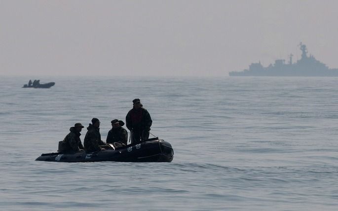 Zuid-Koreaanse mariniers zoeken naar het gezonken oorlogsschip Cheonan. Foto EPA