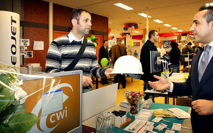 De landelijke banenmarkt heeft donderdag meer dan 80.000 bezoekers getrokken. Op honderd plaatsen in het land konden zij onder meer informatie krijgen over vacatures, meedoen aan sollicitatietraining of hulp krijgen bij het maken van een CV. Foto ANP