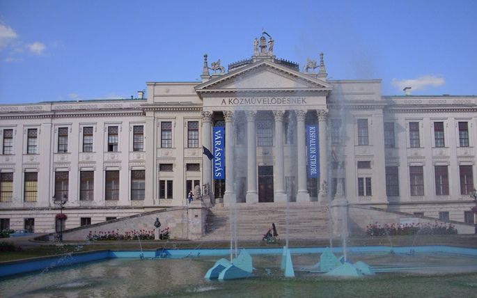 SZEGED – In Hongarije is een tentoonstelling geopend met 76 vertalingen van de Bijbel. Dit komt in een periode waarin Hongaarse kerken, en sommige politici, het lezen van Gods Woord willen bevorderen. - Foto RD