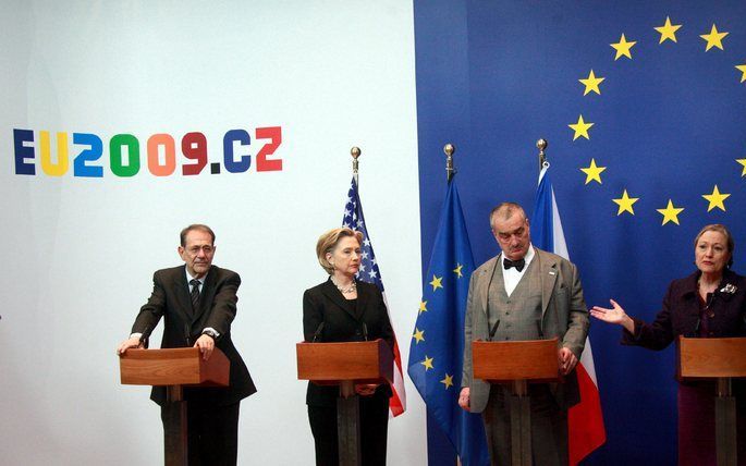 Hillary Clinton (2e van rechts) op bezoek bij haar collega's van de Europese Unie. Links de Spaanse Javier Solana, rechts naast Clinton Karel Schwarzenberg van Tjechië. Foto EPA