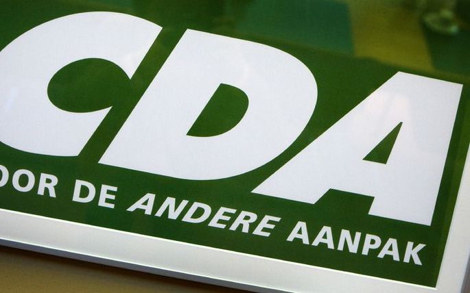 DEN HAAG – Het CDA moet tijdens de campagnes voor de gemeenteraadsverkiezingen op de Veluwe zijn christelijke identiteit nadrukkelijker benoemen, vinden CDA-bestuurders. Een groepje christelijke CDA-bestuurders en -politici is afgelopen weekend bij het Er