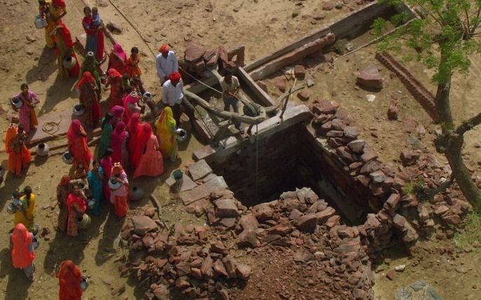 Vrouwen putten water bij Pali in Rajastan, India. Doordat de boeren zelf putten kunnen graven, zijn ze minder afhankelijk van de gevolgen van de moesson. Het peil van het grondwater is echter van 1 naar 3 meter gedaald. Foto’s Yann Arthus-Bertrand