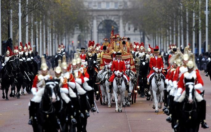 De stoet waarin koningin Elizabeth van het paleis naar het parlement rijdt heeft wat weg van die op Prinsjesdag in Den Haag. Foto’s EPA