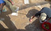 NES HARIM – Bij opgravingen in de Israëlische plaats Nes Harim hebben archeologen een mozaïekvloer gevonden met een inscriptie in het Grieks. Foto Daniël Ein Mo