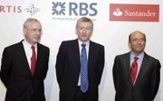 Fred Goodwin (midden), topman van de Britse bank Royal Bank of Scotland wordt bedreigd. Foto EPA