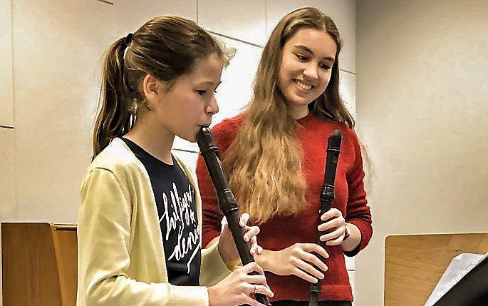 Emma Harbers (l.) krijgt les van blokfluitiste Lucie Horsch. beeld Muziekschool Rijssen