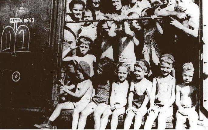 Kinderen in de trein van Kasztner, 1944. beeld Izhak Weinberg