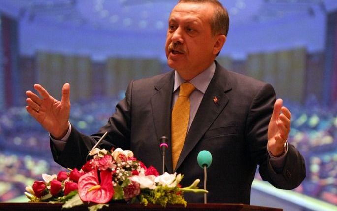 PARIJS – De Turkse premier Recep Tayyip Erdogan (foto) is van plan de steun van Frankrijk voor nieuwe sancties tegen Iran aan te vechten en Parijs opnieuw te vragen het streven van Turkije naar het lidmaatschap van de Europese Unie te steunen. Dat bleek u