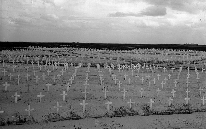 YSSELSTEYN - In aanwezigheid van nabestaanden, een geestelijke, Nederlandse en Duitse autoriteiten, militairen en scholieren worden woensdagmiddag op de Duitse militaire begraafplaats in Ysselsteyn de stoffelijke resten van vijftien Duitse militairen herb