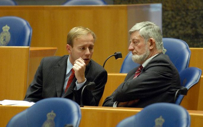 DEN HAAG – Europarlementariër Blokland van de CU SGP fractie (r.) was woensdag aanwezig tijdens het debat in de Tweede Kamer over de staat van de Europese Unie. De aanwezige Europarlementariërs hadden gisteren behalve spreekrecht ook voor het eerst de mog