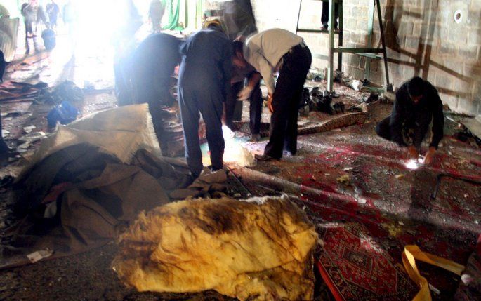 TEHERAN – Een explosie vorige maand in een moskee in Shiraz was een aanslag en geen ongeluk zoals in eerste instantie door de autoriteiten in Iran werd gemeld. Foto: Iraniërs inspecteren de plaats van de explosie. Foto EPA