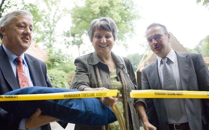 HULSHORST – Wethouder Westerbroek van de gemeente Nunspeet, gedeputeerde Van der Kolk van de provincie Gelderland en wethouder Teeninga van de gemeente Harderwijk openen de eerste locatie in Gelderland die asbestvrij is gemaakt. Foto's Ruben Schipper