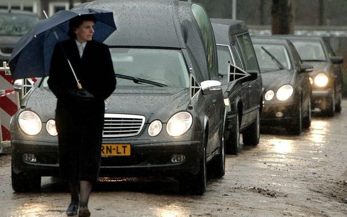 Het doorsnijden van een rouwstoet moet weer worden verboden. Verkeersminister Eurlings steunde woensdag in de Tweede Kamer een breed gesteund voorstel in die richting van CDA-fractiewoordvoerder De Rouwe. Foto ANP