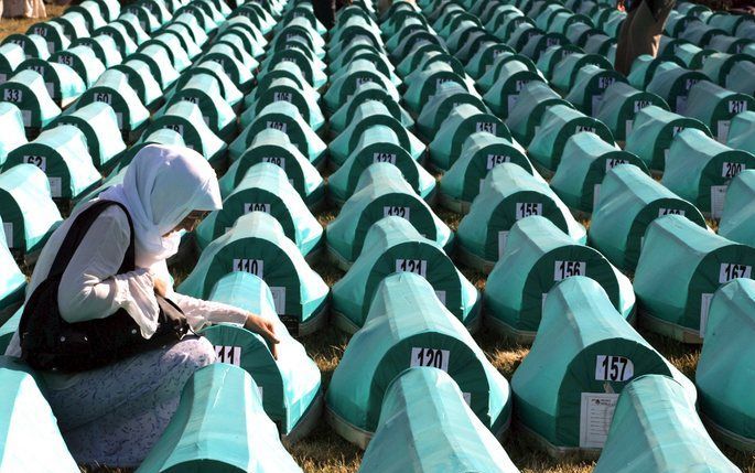 SREBRENICA – Een Bosnische vrouw rouwt bij een lijkkist van een familielid. Vrijdag werden in Srebrenica de val van de moslimenclave en het daaropvolgende bloedbad herdacht. Onderdeel van de plechtigheid vormde de herbegrafenis van 308 gedode moslims. Ook