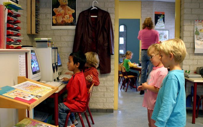 HILVERSUM - Steeds meer scholen maken gebruik van educatieve websites als Teleblik, Kennisnet en de Schooltv-beeldbank. Foto ANP