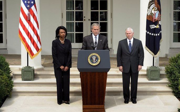 WASHINGTON - President George Bush geeft een persconferentie warin hij zegt bezorgd te zijn over Russische schendingen van het staakt-het-vuren in Georgië. Naast hem minister van buitenlandse zaken Condoleezza Rice (L) en minister van defensie Robert Gate