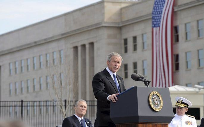 NEW YORK - President Bush heeft donderdag in Washington een monument onthuld ter nagedachtenis aan de 184 mensen die zeven jaar geleden omkwamen bij de aanslag op het ministerie van Defensie. Foto EPA