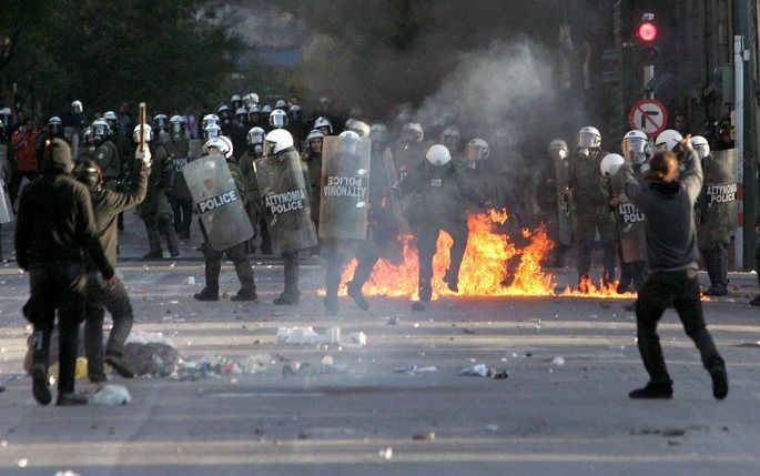 In Athene zijn vrijdagmiddag weer rellen uitgebroken. Foto EPA