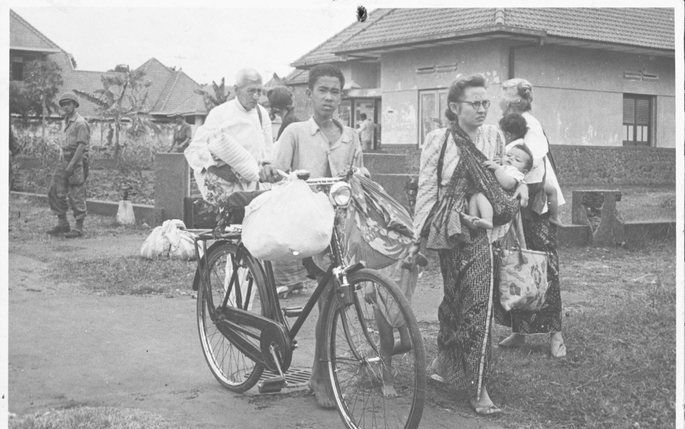 MALANG – Een Nederlandse familie op Java moet in juli 1947 vluchten. De foto komt uit de Indische collectie van het NIOD, die nu helemaal digitaal toegankelijk is gemaakt. Foto NIOD