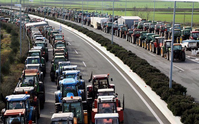 Anderen blijven stug grensovergangen en snelwegen blokkeren met hun tractors. Foto EPA