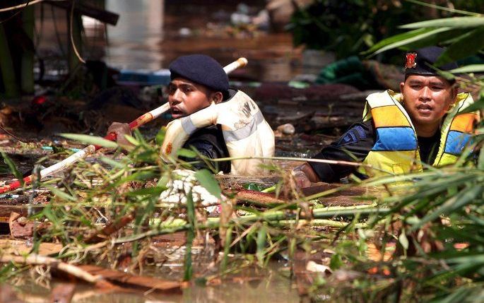 Reddingswerkers zoeken naar overlevenden. Foto's EPA