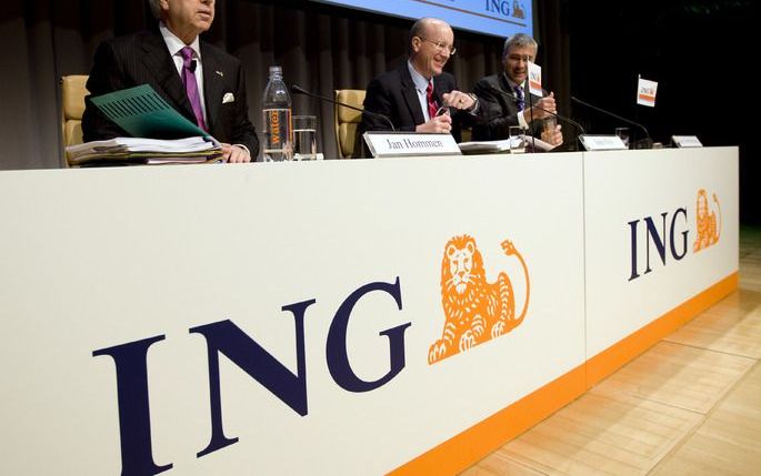 DEN HAAG – De top van de Nederlandse financiële sector gaat een „duurzaam en gematigd beloningsbeleid” voeren. Dat hebben bankiers en verzekeraars maandag afgesproken in een ’herenakkoord’ met minister Bos van Financiën. Foto ANP