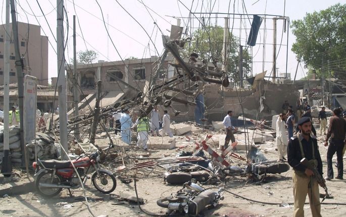 Een autobom verwoestte het politiebureau van Lahore. foto EPA