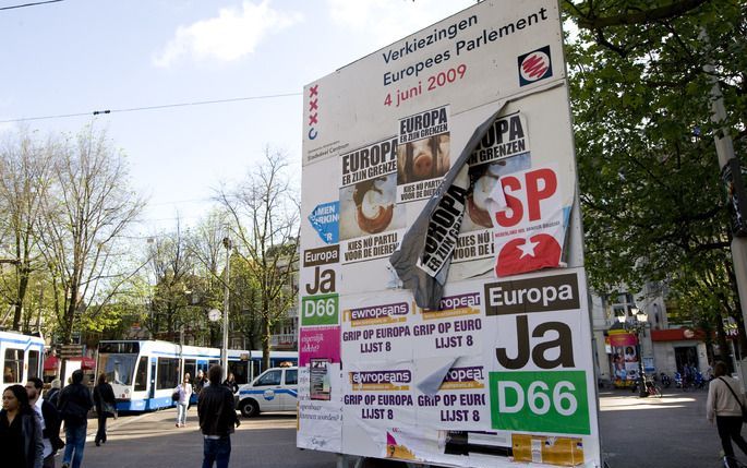 UTRECHT – De VVD–verkiezingsposters voor de Europese verkiezingen zijn in Utrecht beklad met hakenkruisen. Meerdere posters in de binnenstad zijn woensdagnacht door onbekenden onder handen genomen. Foto ANP