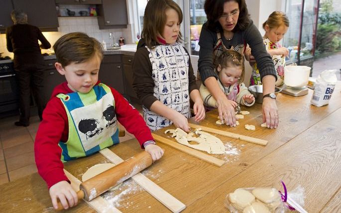 Koekjes bakken voor giro 555. Foto ANP