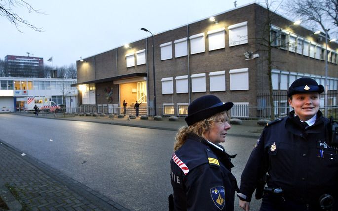 AMSTERDAM - Agenten houden de wacht bij de speciaal beveiligde rechtszaal de Bunker (achtergrond) in Amsterdam Osdorp. Foto ANP