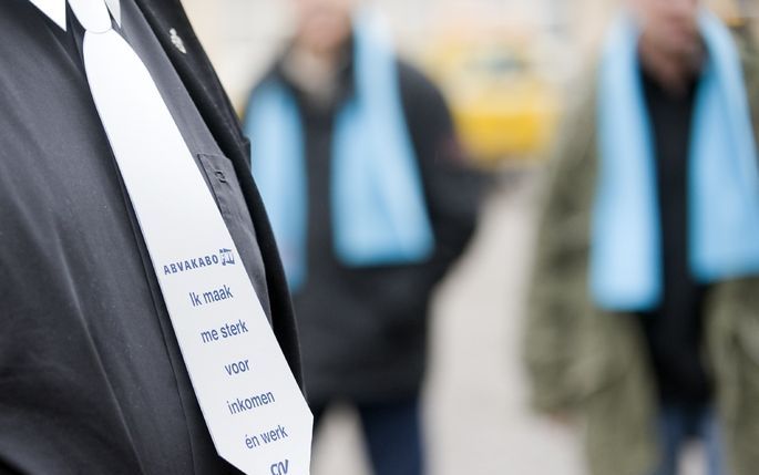 Ambtenaren in het provinciehuis in Middelburg houden vrijdag een werkonderbreking. Foto ANP