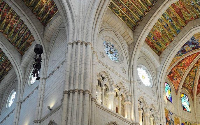 Interieur van de kathedraal La Almudena in Madrid, de hoofdstad van Spanje. Foto EPA