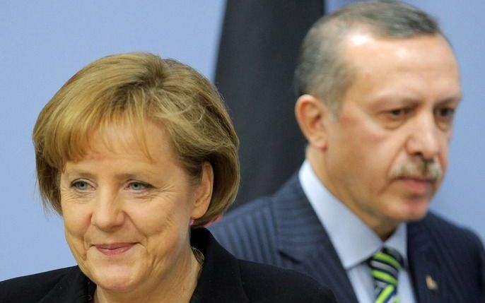 Merkel (l.) en de Turkse premier Erdogan. Foto EPA